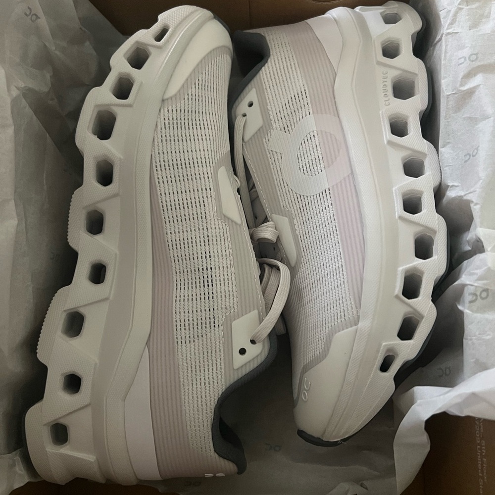 US 8 On Running Cloudmonster Void Shoes